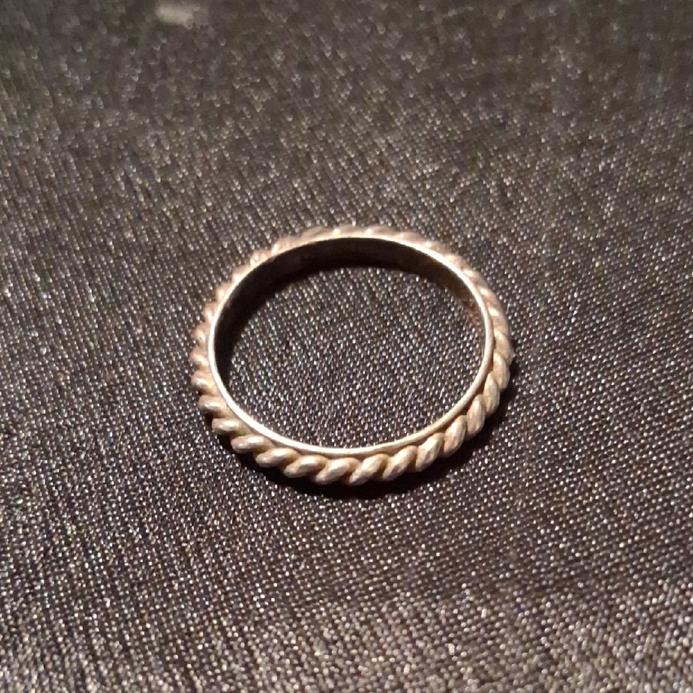  Silpada .925 sterling silver ring featuring a classic  Silver Twisted Rope Ring